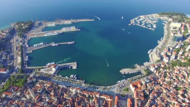 Split, Chorvatsko - 21. července 2016: Letecký pohled na centrum města Split, staré město s portem — Stock video