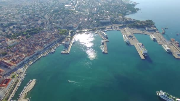 SPLIT, CROACIA - 21 de julio de 2016: Vista aérea, centro de la ciudad de Split, casco antiguo con puerto — Vídeo de stock