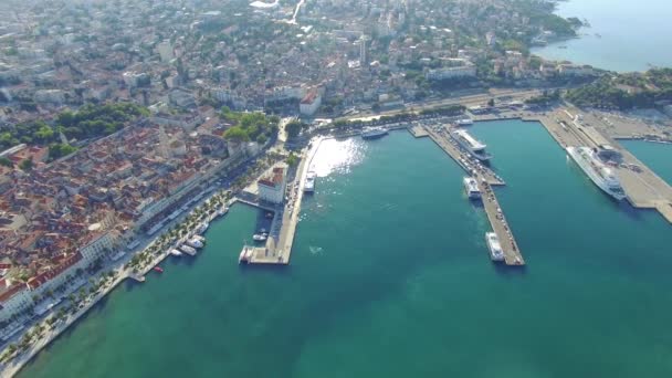 SPLIT, CROACIA - 21 de julio de 2016: Vista aérea, centro de la ciudad de Split, casco antiguo con puerto — Vídeo de stock