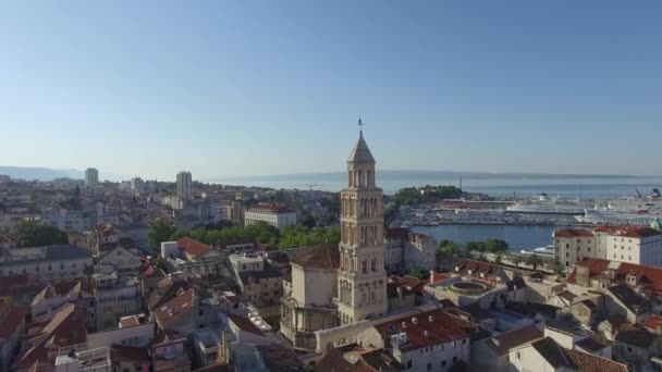 SPLIT, CROAZIA - 21 LUGLIO 2016: Vista aerea, centro di Spalato, centro storico con porto — Video Stock