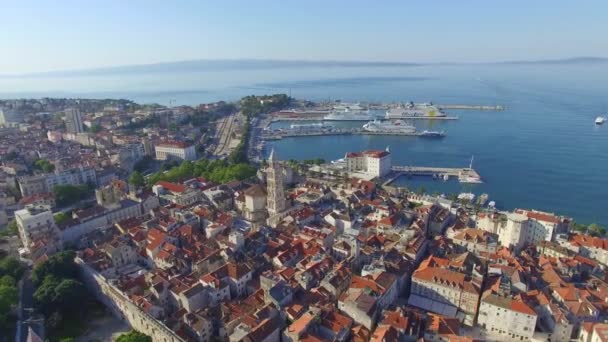 SPLIT, CROATIE - 21 JUILLET 2016 : Vue aérienne, centre-ville de Split, vieille ville avec port — Video