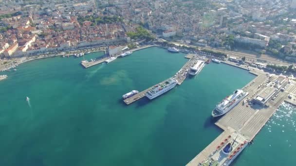 SPLIT, CROACIA - 21 de julio de 2016: Vista aérea, centro de la ciudad de Split, casco antiguo con puerto — Vídeo de stock