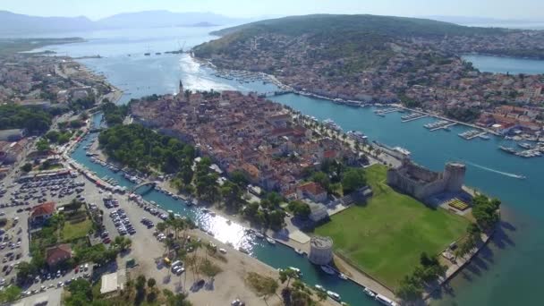 Аэросъемка старого города Трогира. Хорватский туристический центр . — стоковое видео