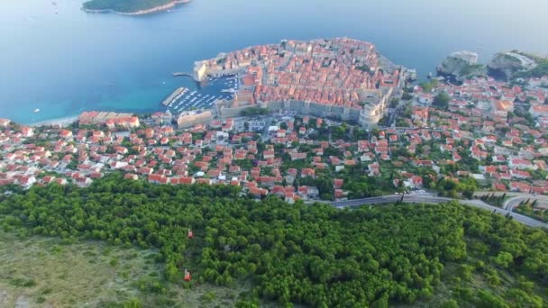 Luchtfoto van de kabelbaan boven Dubrovnik bij zonsondergang. — Stockvideo