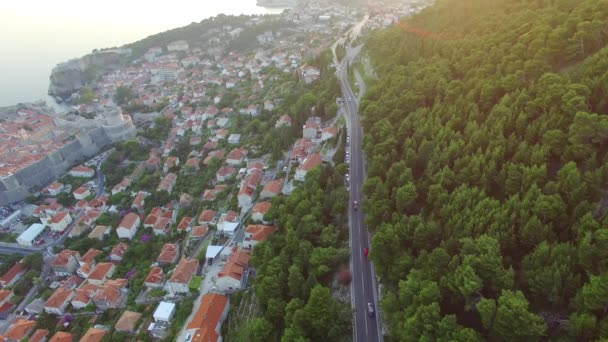 Luchtfoto van de kabelbaan boven Dubrovnik bij zonsondergang. — Stockvideo