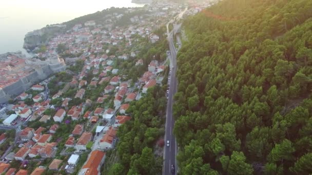 Luchtfoto van de kabelbaan boven Dubrovnik bij zonsondergang. — Stockvideo