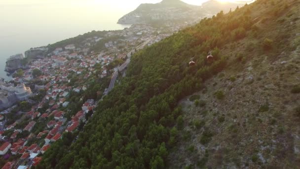 Flygfoto av linbanan ovanför Dubrovnik i solnedgången. — Stockvideo