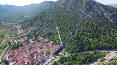 Ston kasaba üreten tuz havadan görünümü