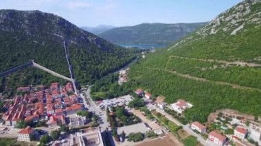 Ston kasaba üreten tuz havadan görünümü
