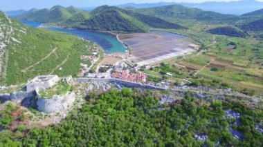 Ston kasaba üreten tuz havadan görünümü