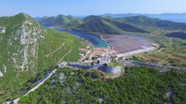 Ston kasaba üreten tuz havadan görünümü