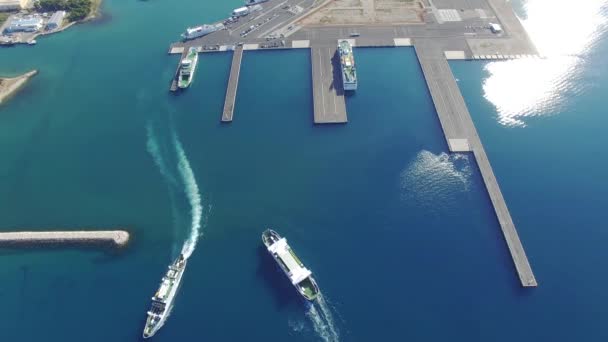 ZADAR, CROÁCIA - JULHO 20, 2016: Vista aérea dos ferries Jadrolinija em Zadar, Croácia . — Vídeo de Stock