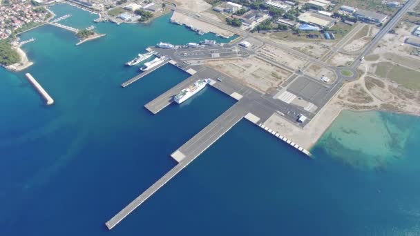 ZADAR, CROÁCIA - JULHO 20, 2016: Vista aérea dos ferries Jadrolinija em Zadar, Croácia . — Vídeo de Stock