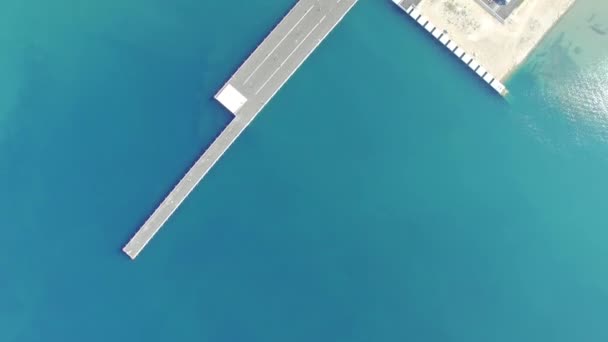 ZADAR, CROACIA - 20 de julio de 2016: Vista aérea de los transbordadores Jadrolinija en Zadar, Croacia . — Vídeo de stock