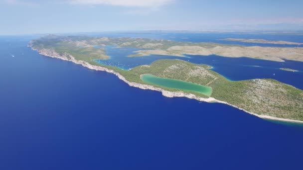 Letecký pohled na jezero Slano v přírodního parku Telašćica — Stock video