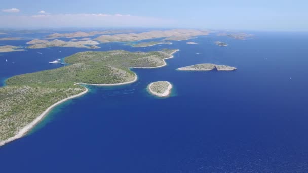 Flygfoto över den nationalparken Kornati, Kornatis skärgård. — Stockvideo