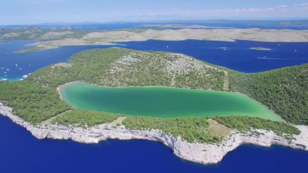 Utsyn over Slano-sjøen i naturparken Telascica – stockvideo