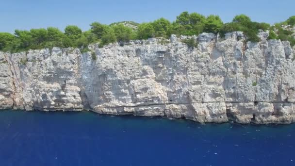 Luftaufnahme des Schlanosees im Naturpark telascica — Stockvideo