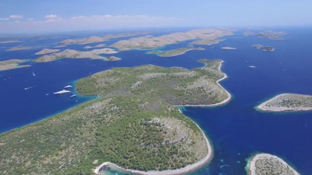 Letecký pohled na národní park Kornatské souostroví Kornati. — Stock video