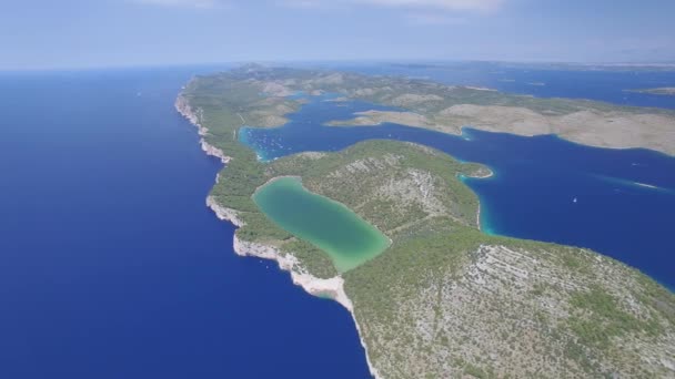 Vista aérea del lago Slano en el parque natural Telascica — Vídeo de stock