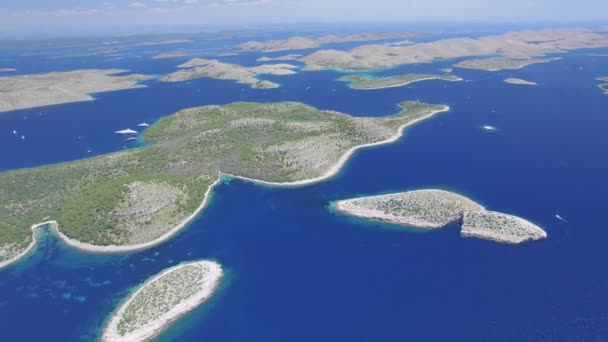 Luchtfoto van het nationale park Kornati, Kornati archipel. — Stockvideo