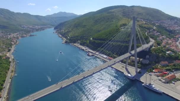 Вид с воздуха на Дубровницкий мост - вход в город — стоковое видео