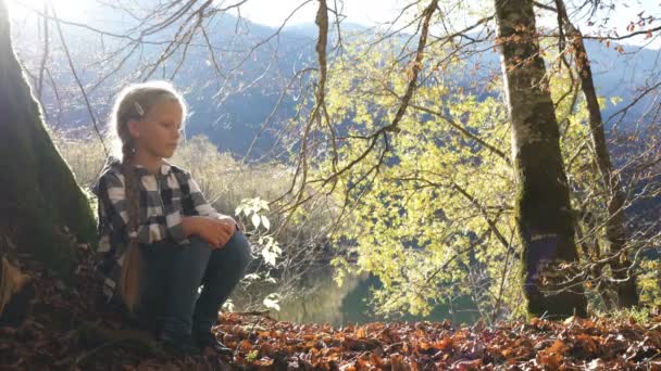 El niño le da a la niña un ramo de hojas de otoño — Vídeo de stock