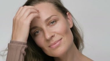 Flört eden ve gülümseyen bir kadının portresi.