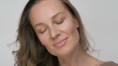 Flört eden ve gülümseyen bir kadının portresi.