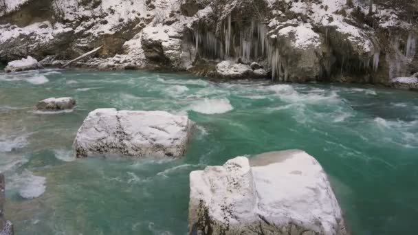 Malerischer Gebirgsfluss im Winter — Stockvideo