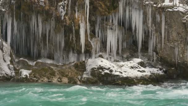 Pintoresco río de montaña en invierno — Vídeos de Stock