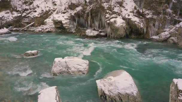 Kışın pitoresk dağ nehri — Stok video