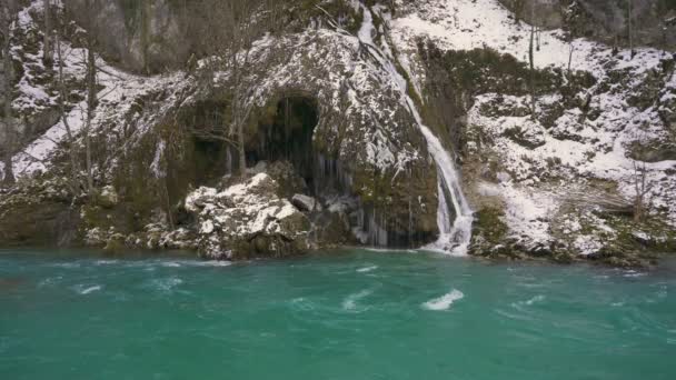 Pitoresco rio de montanha no inverno — Vídeo de Stock