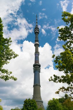 Ağaçlarla çevrili mavi gökyüzündeki Ostankino kulesi