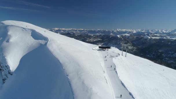 Вид с воздуха на горнолыжный курорт — стоковое видео