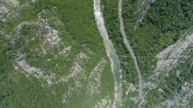 Moraca Nehri Kanyonu 'nun havadan görünüşü.