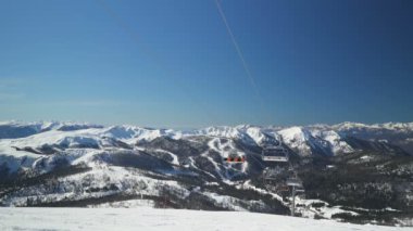 Kolashin, Karadağ - 22 Şubat 2021: Kayak merkezinde kayak kaldırma