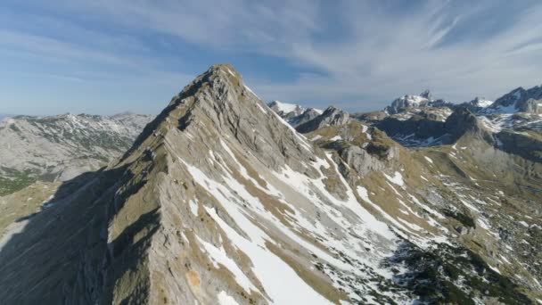 Vista a la montaña con nieve desde el aire — Vídeo de stock