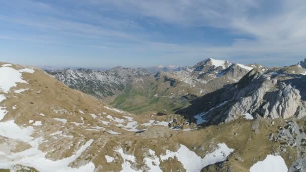 Bergblick mit Schnee aus der Luft — Stockvideo