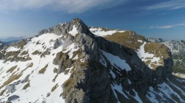 Gökten karlı dağ manzarası