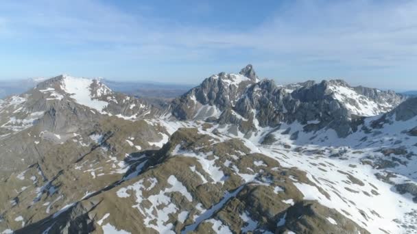 Pemandangan gunung dengan salju dari udara — Stok Video
