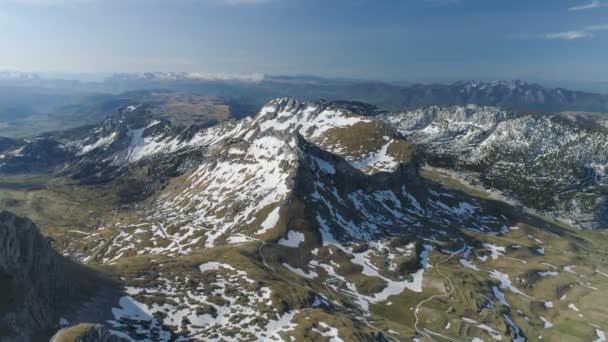 Vista a la montaña con nieve desde el aire — Vídeo de stock