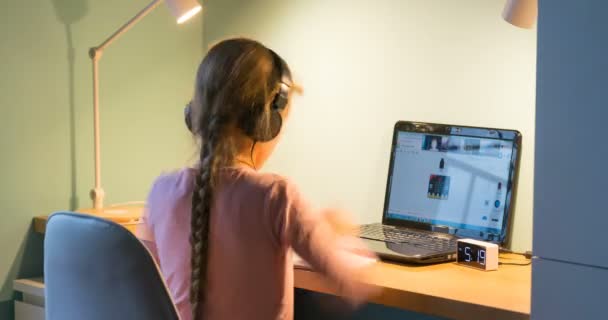 Meisje studeren op afstand in voor van laptop — Stockvideo