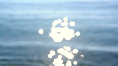 Defocus dalgalanmaları ve güneş dalgaların üzerinde parlıyor.