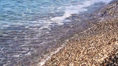 İnce çakıl taşları ve sükunetle, sakinlik ve meditasyonla.
