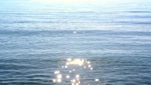 Desenfoque ondulaciones y sol deslumbramiento en las olas agua — Vídeos de Stock