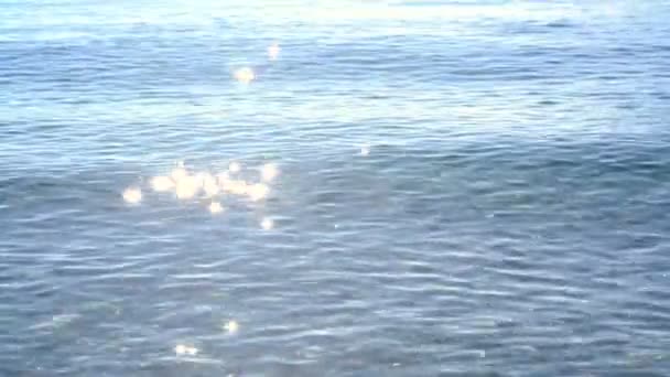 Defocus fale i słońce blask na wodzie — Wideo stockowe