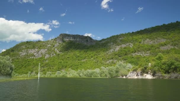 Ποταμός Crnojevicha και θέα στη λίμνη Skadar από το σκάφος — Αρχείο Βίντεο