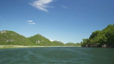 Crnojevicha nehri ve tekneden Skadar gölü manzarası