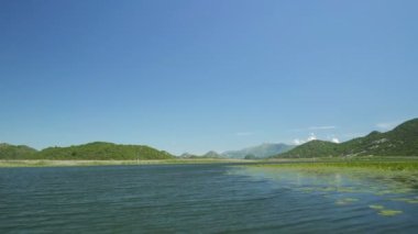 Crnojevicha nehri ve tekneden Skadar gölü manzarası